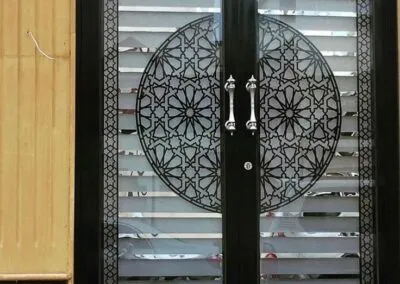 ورشة حدادة موثوقة لتركيب مظلات وأبواب بالمملكة السعودية