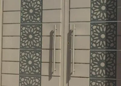 ورشة حدادة موثوقة لتركيب مظلات وأبواب بالمملكة السعودية