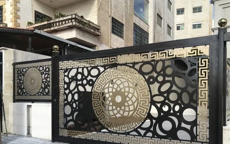 ورشة حدادة موثوقة لتركيب مظلات وأبواب بالمملكة السعودية